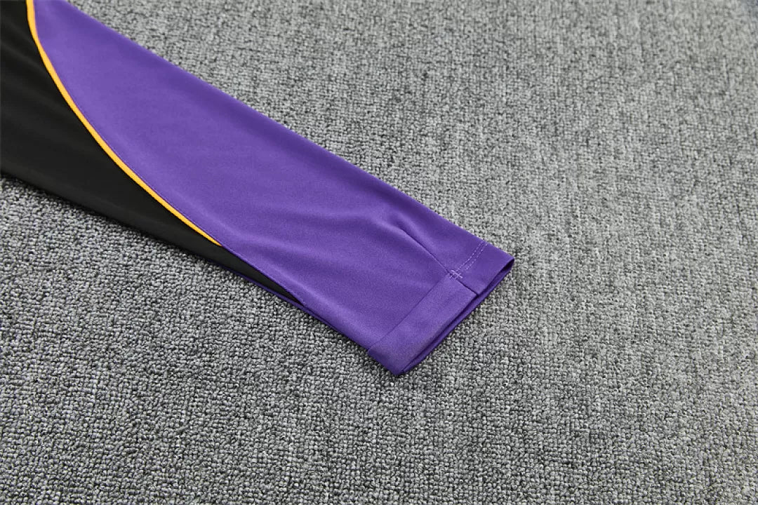 Tuta Barcelona 26/27 Uomo Nero con dettagli Viola e Giallo | Maglia da Calcio