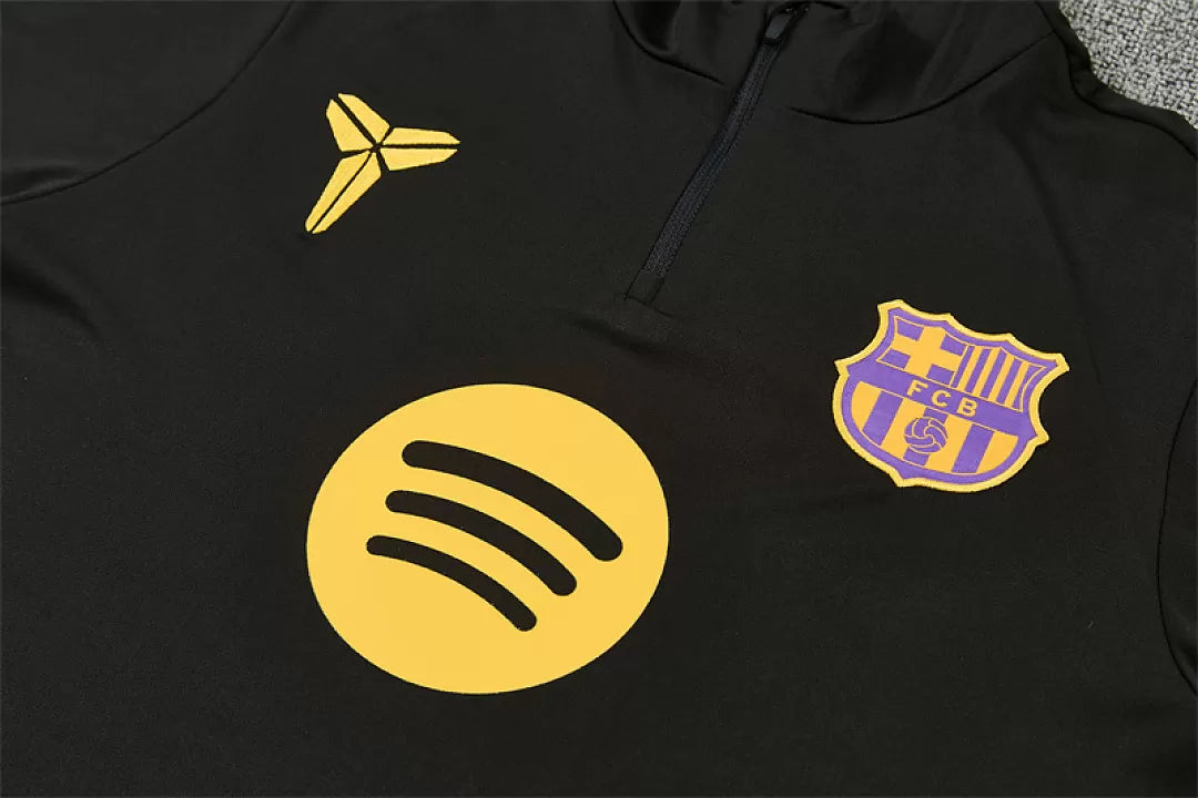 Tuta Barcelona 26/27 Uomo Nero con dettagli Viola e Giallo | Maglia da Calcio
