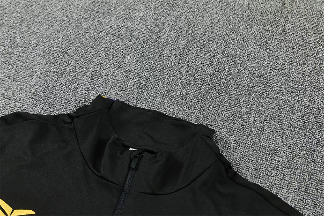Tuta Barcelona 26/27 Uomo Nero con dettagli Viola e Giallo | Maglia da Calcio
