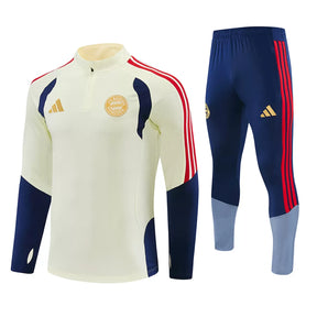 Tuta Bayern Munich 26/27 Uomo Bianco Crema e Blu Navy | Maglia da Calcio