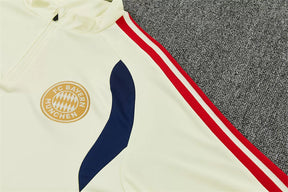 Tuta Bayern Munich 26/27 Uomo Bianco Crema e Blu Navy | Maglia da Calcio
