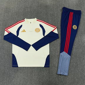 Tuta Bayern Munich 26/27 Uomo Bianco Crema e Blu Navy | Maglia da Calcio