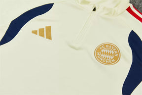 Tuta Bayern Munich 26/27 Uomo Bianco Crema e Blu Navy | Maglia da Calcio
