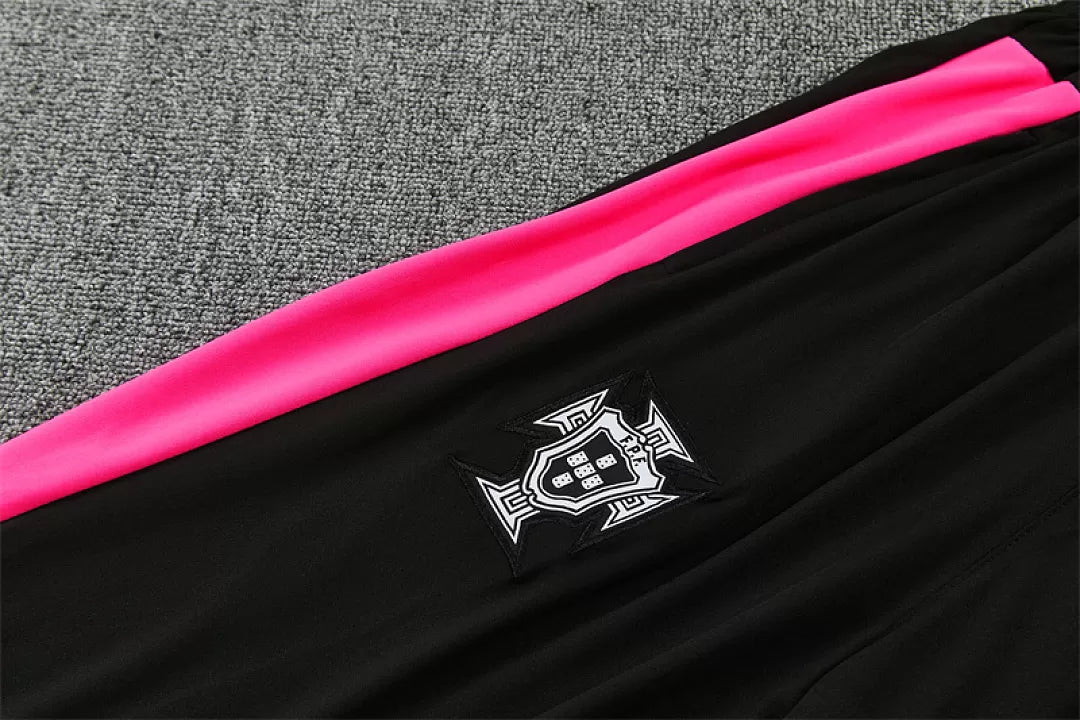 Tuta Portogallo 26/27 Uomo Nero con inserti Rosa | Maglia da Calcio