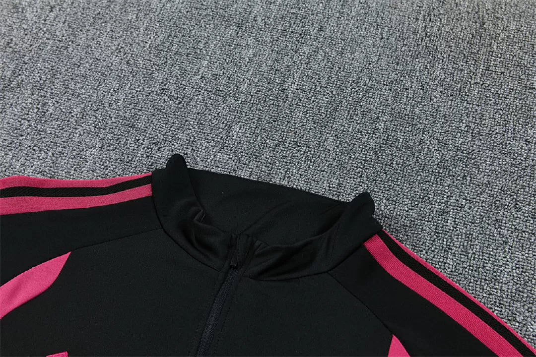 Tuta Real Madrid 26/27 Uomo Nero con dettagli Rosa | Maglia da Calcio